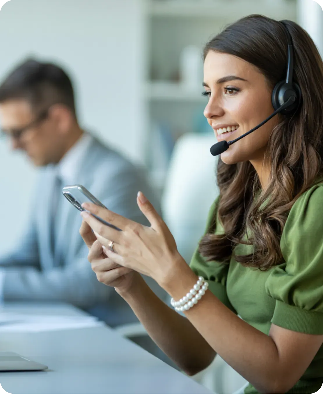 Asesora de servicio al cliente atendiendo desde Smart